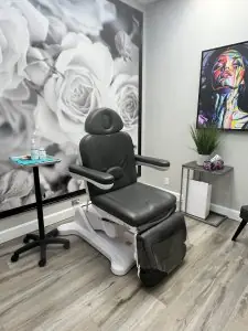 Sala de tratamientos estéticos en Seamless Health & Medical Aesthetics con sillón moderno