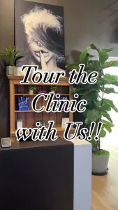 Mostrador de recepción en Seamless Health & Medical Aesthetics con decoración moderna