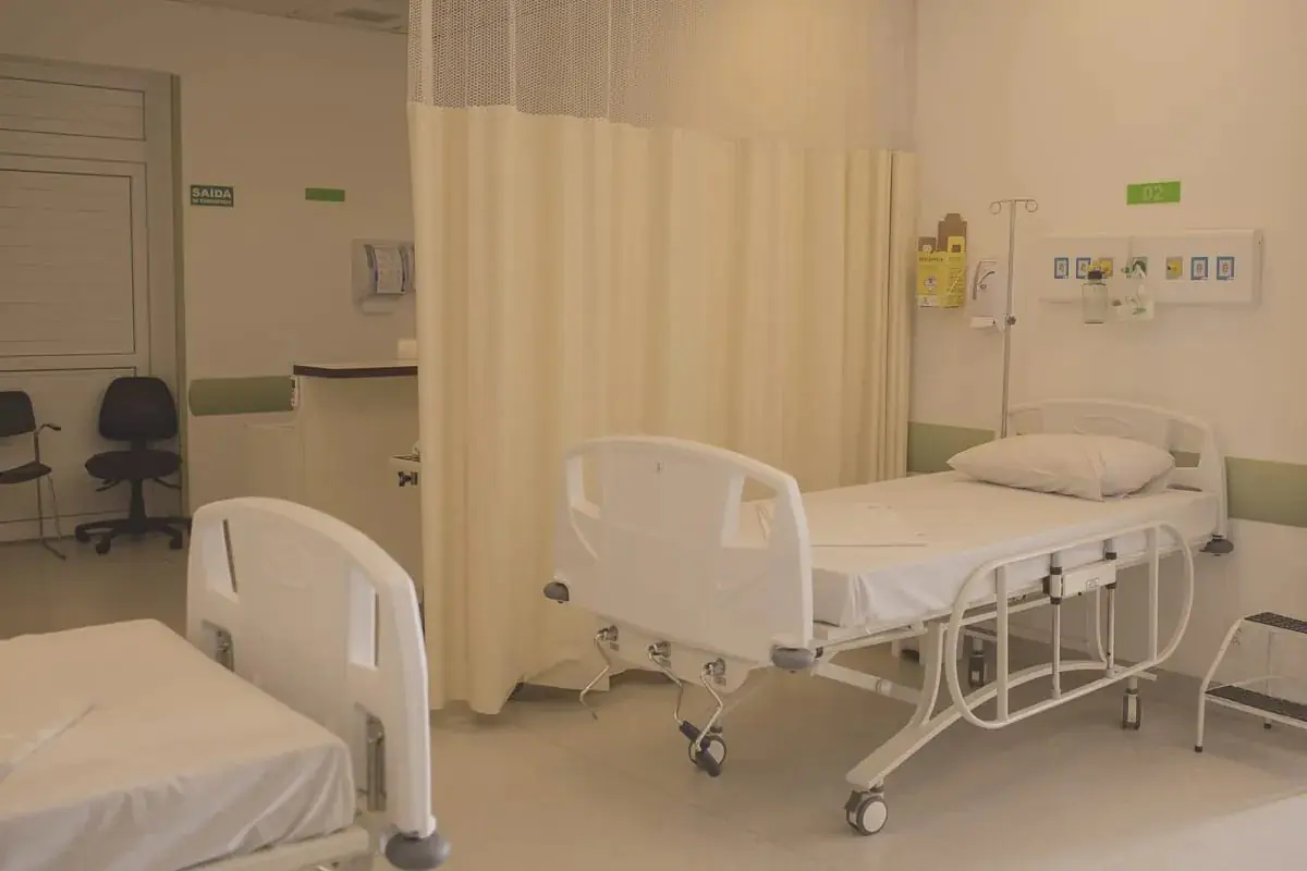 Палата для відновлення з лікарняними ліжками в клініці Amato Plastic Surgery