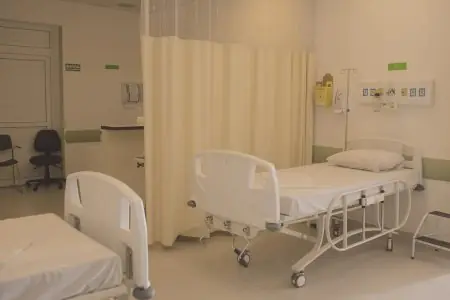 غرفة تعافي المرضى مع أسرّة طبية في عيادة Amato Plastic Surgery