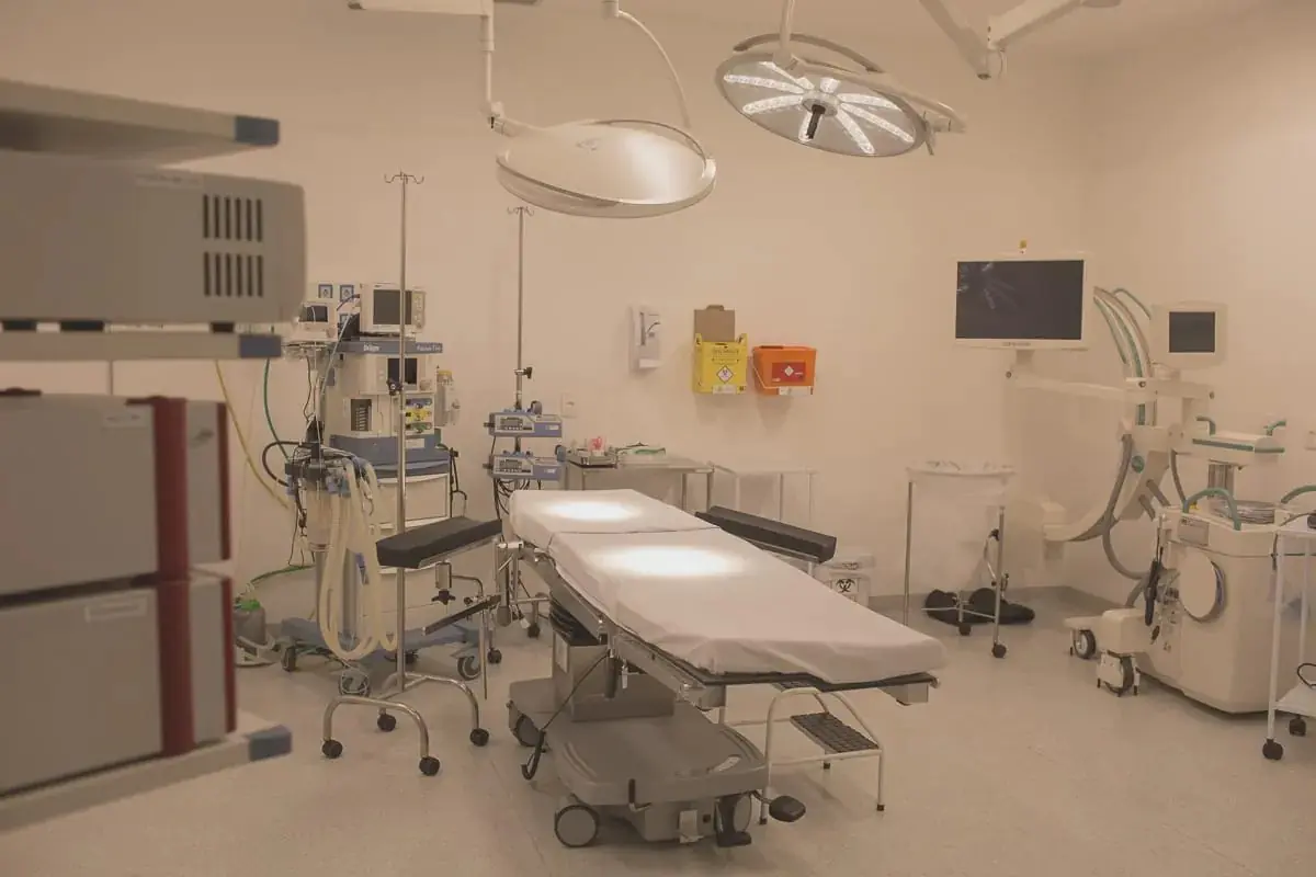 Операційна в Amato Plastic Surgery з сучасним хірургічним обладнанням