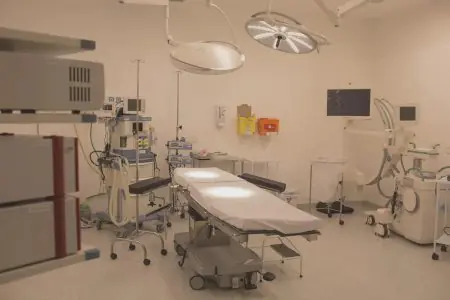 غرفة عمليات في Amato Plastic Surgery مزودة بمعدات جراحية متقدمة