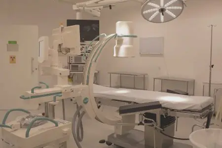 غرفة عمليات حديثة بمعدات جراحية متطورة في عيادة Amato Plastic Surgery