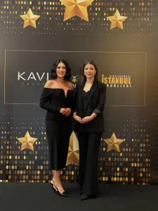 Personal de Este Favor Hair Transplant Clinic en fondo de premios en Estambul