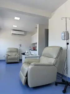 غرفة علاج بالتسريب مع كراسي استرخاء في Dream Body Clinic، منشأة طبية حديثة