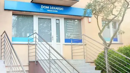 مدخل عيادة Dom Lekarski Medicover في بولندا مع منحدر وصول