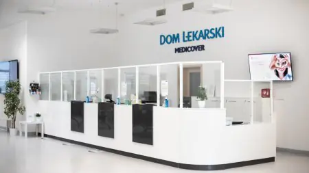 منطقة الاستقبال في عيادة Dom Lekarski في بولندا، منشأة طبية حديثة