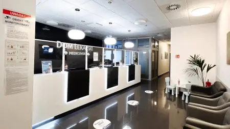 منطقة الاستقبال في عيادة Dom Lekarski في بولندا مع مقاعد وديكور حديث
