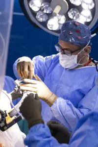 إجراء جراحة أعصاب في غرفة العمليات بمركز Neuromodulation Healthcare