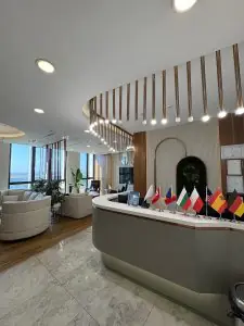 منطقة استقبال عيادة Vitaluxe Istanbul بديكور حديث وأعلام دولية