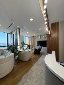منطقة الاستقبال والانتظار في عيادة Vitaluxe Istanbul بديكور عصري
