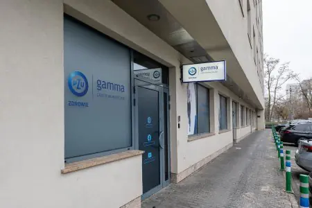 الواجهة الخارجية لعيادة Centrum Medyczne Gamma في وارسو، بولندا