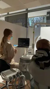 غرفة استشارة طب الأسنان في NOWA Dental & Beauty Clinic مع معدات حديثة