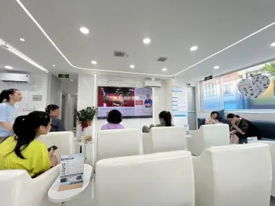 منطقة الانتظار في True Dental - Phu Nhuan Ward بمقاعد حديثة وديكور مشرق