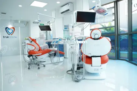 غرفة علاج أسنان حديثة في True Dental Phu Nhuan Ward مزودة بمعدات متطورة
