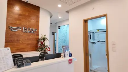 منطقة الاستقبال وغرفة الأشعة السينية في عيادة Nuffield Dental