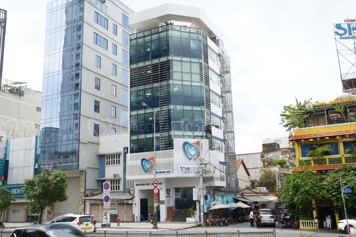 Modern exterior of True Dental clinic in Phu Nhuan Ward, Ho Chi Minh City