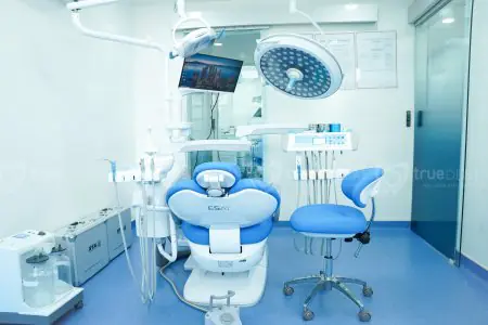 غرفة علاج أسنان حديثة في True Dental Phu Nhuan Ward بمعدات متطورة