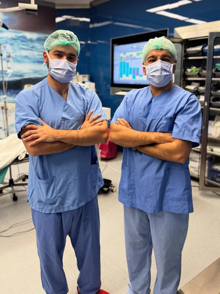 Surgical team in scrubs at Op. Dr. Kaan Tuğberk Özdemir clinic operating room