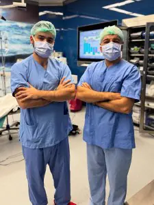 فريق جراحي في غرفة العمليات في عيادة Op. Dr. Kaan Tuğberk Özdemir