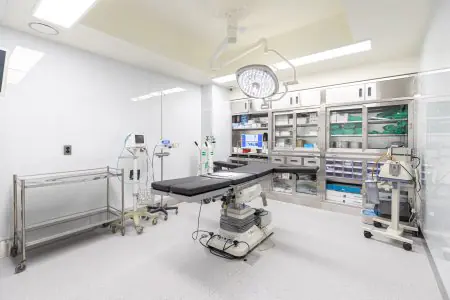 غرفة عمليات حديثة في عيادة براوم لجراحة المسالك البولية بمعدات جراحية متقدمة
