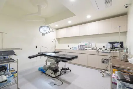 غرفة عمليات في عيادة Praum Urology مزودة بمعدات جراحية متقدمة