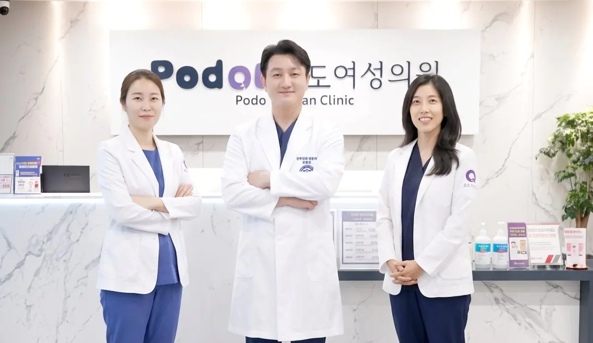 Personal médico en la recepción de PODO Women’s Clinic en Corea del Sur