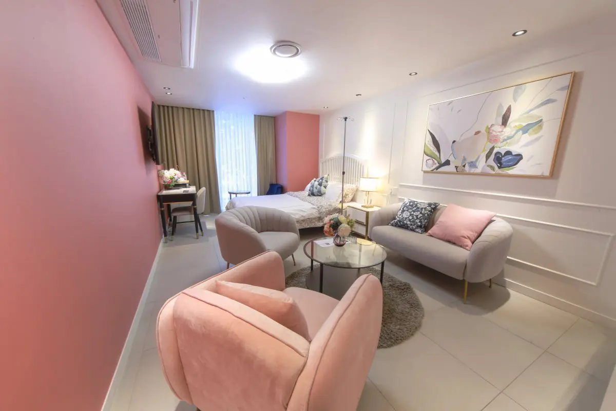Habitación de paciente en PODO Women’s Clinic con decoración moderna y asientos cómodos