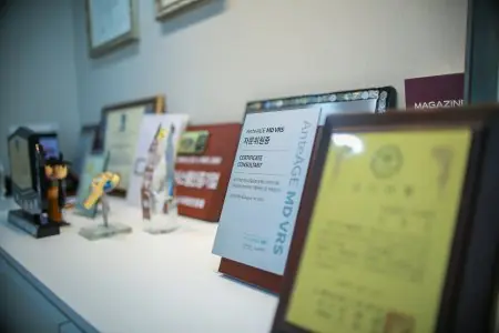 عرض الجوائز والشهادات الطبية في عيادة PODO Women’s Clinic، كوريا الجنوبية