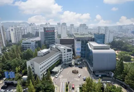 Fachada principal del edificio del Hospital Myongji en Goyang, Corea del Sur