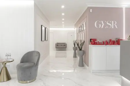 منطقة الاستقبال في عيادة GESR بديكور عصري وأرضية رخامية