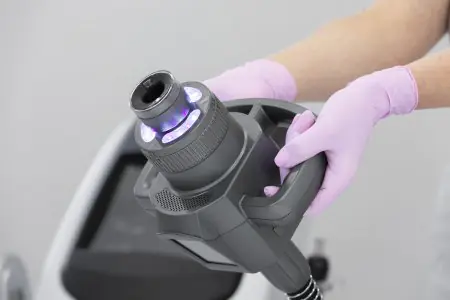 جهاز علاج بالليزر حديث في عيادة GESR