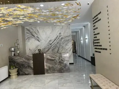 منطقة الاستقبال في مركز Medeks Hair Center بتصميم رخامي حديث في اسطنبول