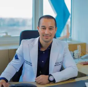 مكتب استشارات عيادة الدكتور أحمد جاد الله مع نماذج عظمية على المكتب