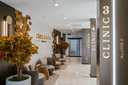 منطقة الاستقبال في Zirve Dental Marmaris بديكور عصري ومقاعد مريحة
