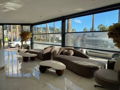منطقة انتظار حديثة في Zirve Dental Marmaris بنوافذ كبيرة ومقاعد مريحة