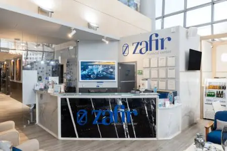 منطقة الاستقبال في مركز زافير الطبي بتصميم حديث وصالة انتظار للمرضى
