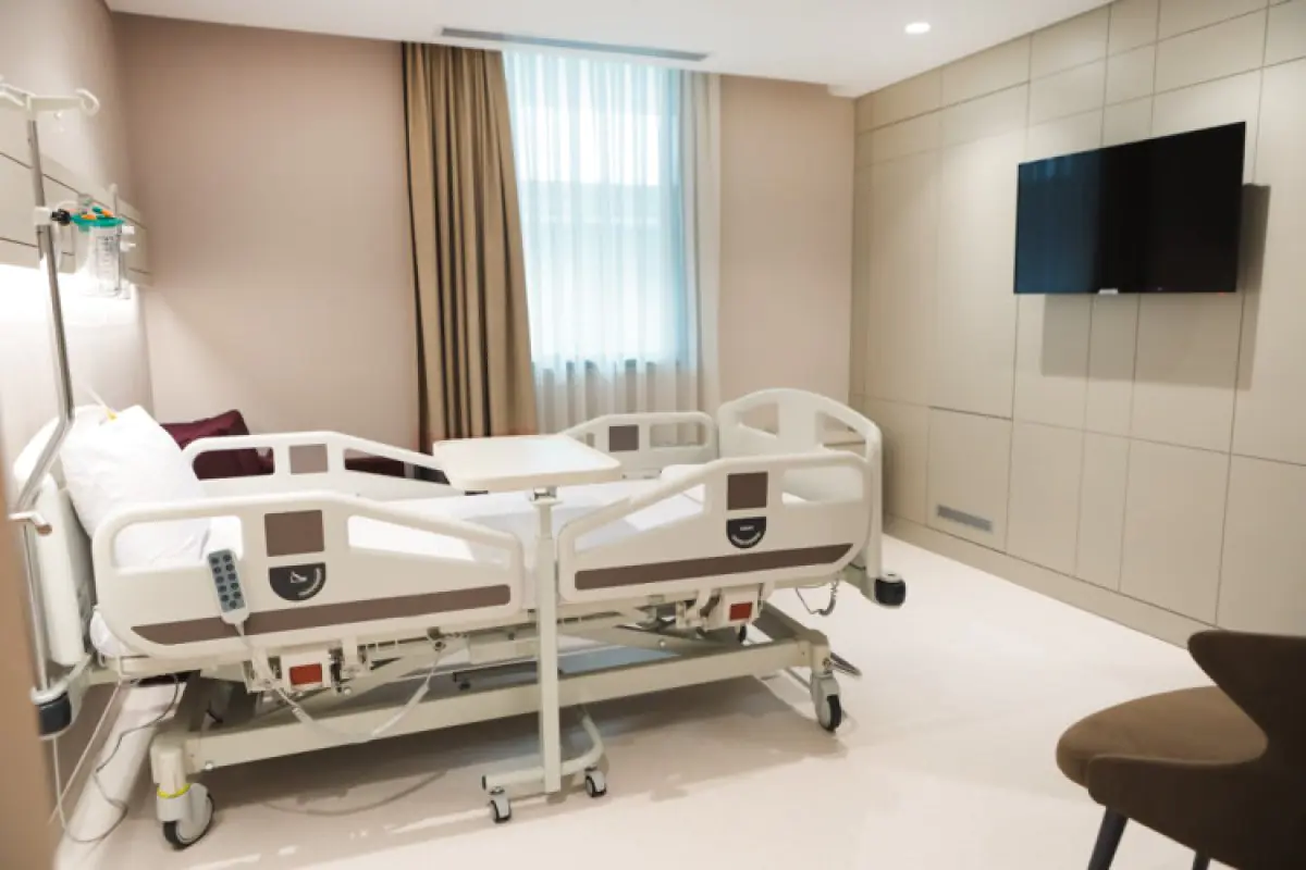 Chambre de récupération au Vanity Cosmetic Surgery Center avec lit d'hôpital moderne
