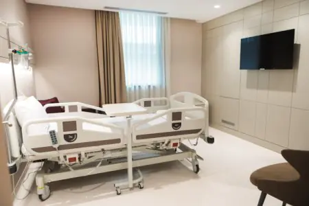 غرفة استشفاء المرضى في Vanity Cosmetic Surgery Center بسرير مستشفى حديث