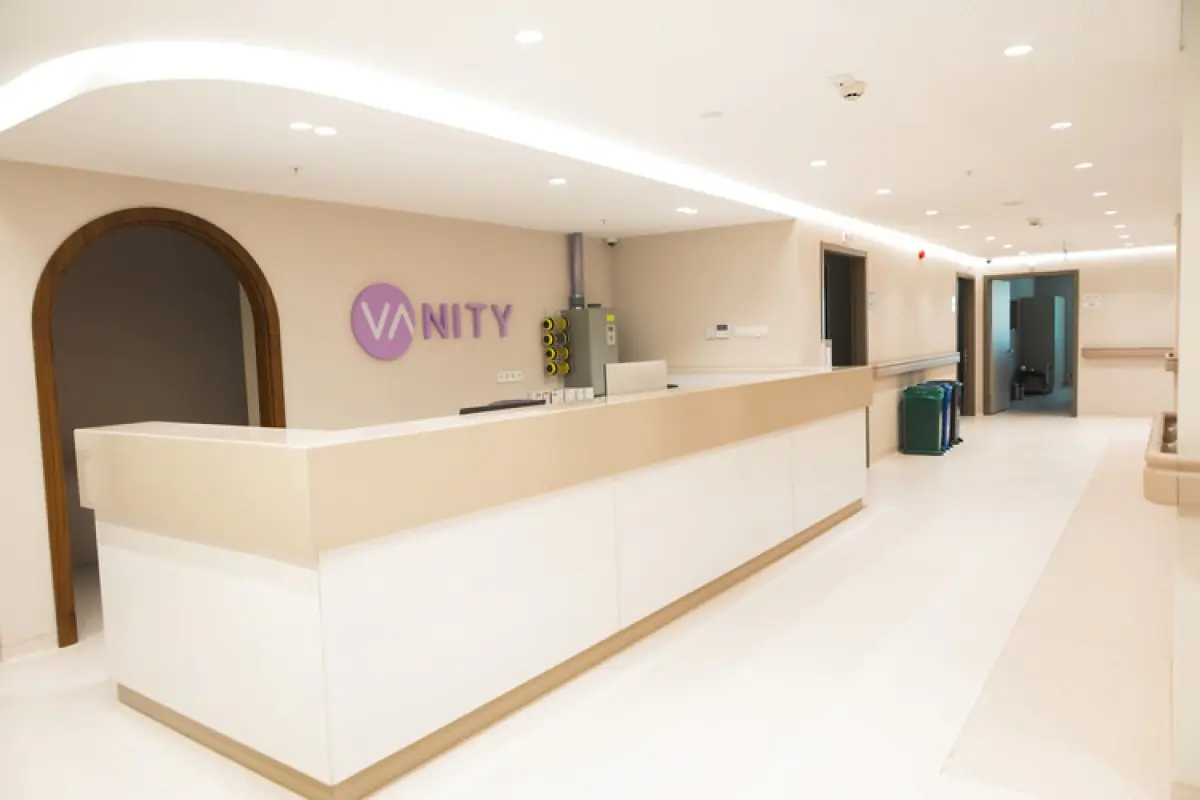 Accueil du Vanity Cosmetic Surgery Center au design moderne