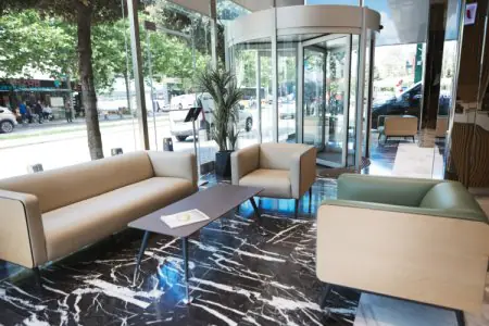 منطقة انتظار حديثة في Vanity Cosmetic Surgery Center بجدران زجاجية ومقاعد مريحة