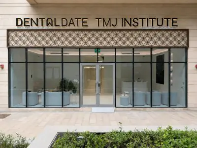 واجهة عيادة DentalDate TMJ Institute مع مدخل زجاجي وتصميم حديث