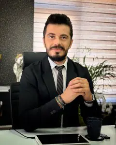 مكتب الطبيب في عيادة Op. Dr. Berkay Yüksel بديكور حديث ومساحة عمل