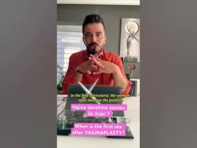 غرفة استشارات في عيادة Op. Dr. Berkay Yüksel مع الطبيب على المكتب