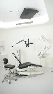 غرفة علاج أسنان بمعدات متقدمة في DentalDate TMJ Institute