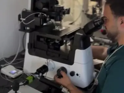 Especialista de laboratorio usando microscopio avanzado en BMP Fertility