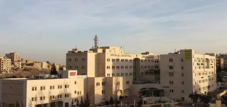 واجهة مستشفى استقلال في عمّان، الأردن، منشأة طبية حديثة