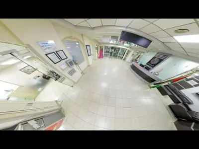 منطقة الاستقبال في مستشفى الاستقلال عمان بمقاعد حديثة وأرضيات سيراميك