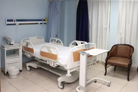 غرفة مرضى بسرير حديث في مستشفى استقلال، عمان، الأردن