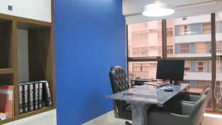 مكتب الطبيب في عيادة الجراحة التجميلية مع مكتب حديث وجهاز كمبيوتر